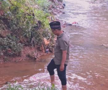 
Penggiat
Lingkungan Komunitas Alam Bambu Perindu Krukut Hulu: Upaya Melestarikan Kali
Krukut

